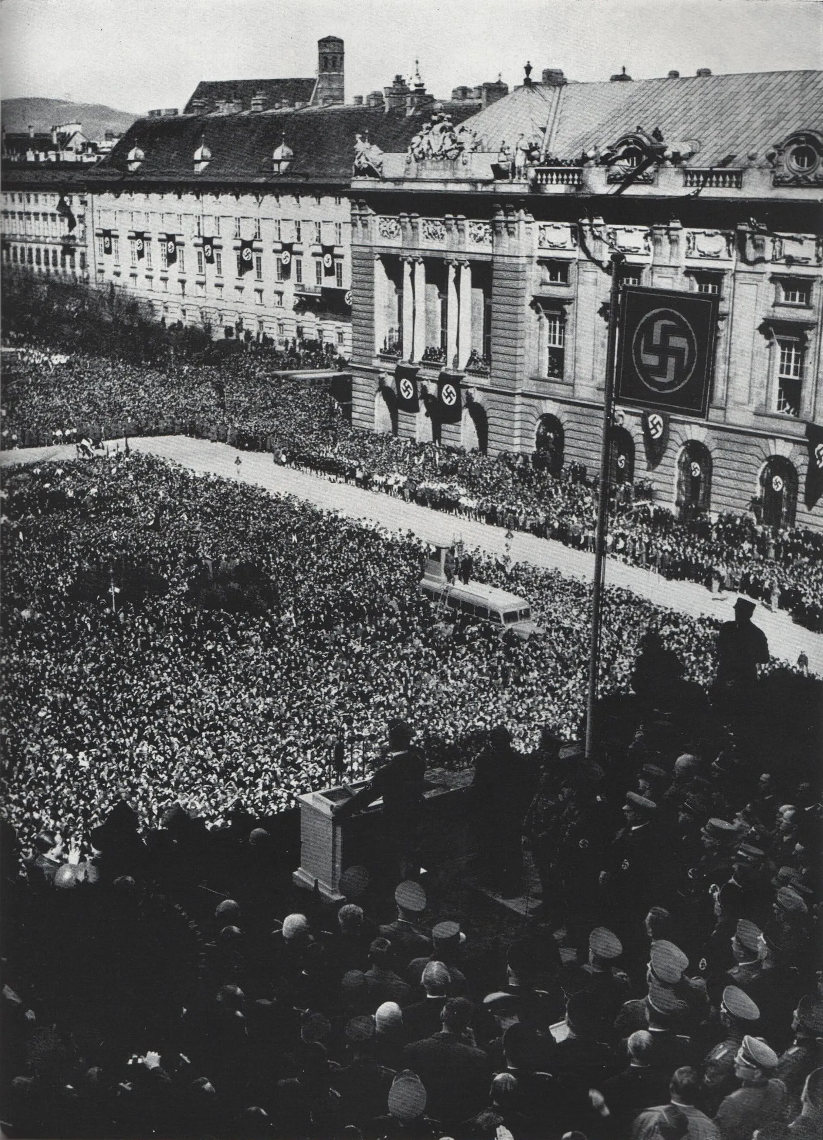 Hundreds of thousands of people on Heldenplatz in Vienna, 15 March 1938.