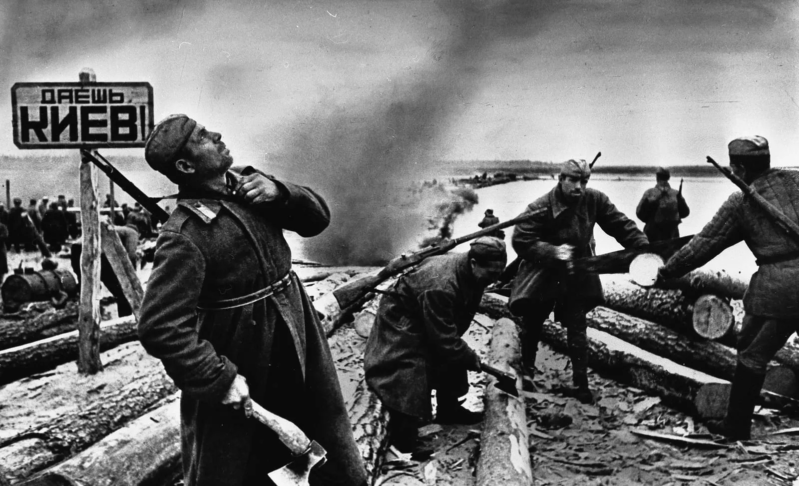 Soviet soldiers preparing rafts to cross the Dnieper; the sign reads “To Kyiv!”, 1943.