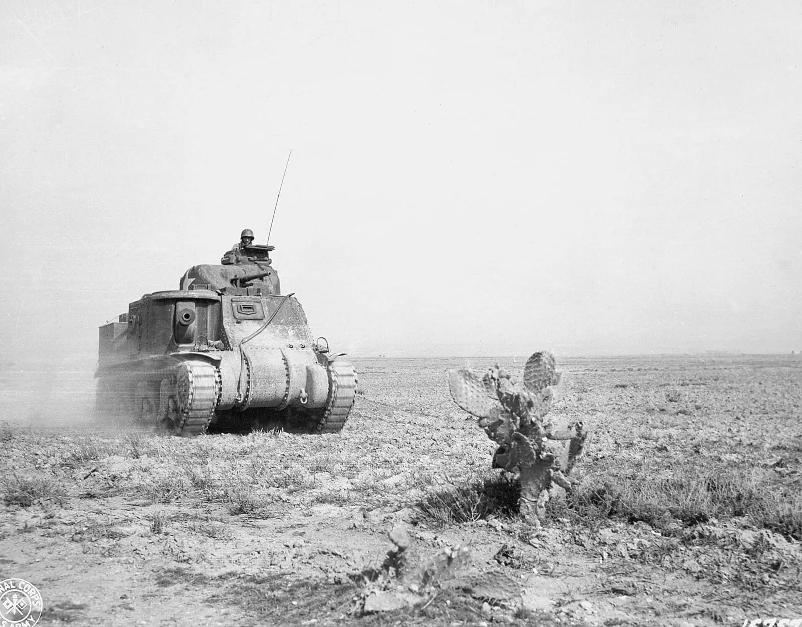 Czołg Grant z 1 Dywizji Pancernej USA posuwa się na wsparcie wojsk amerykańskich w bitwie o przełęcz Kasserine, 1943 rok.
