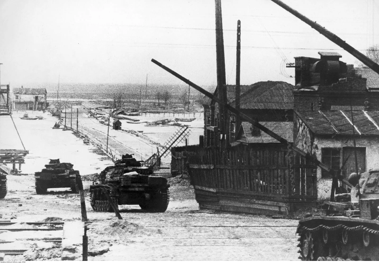 Niemiecka kolumna czołgów PzKpfw III wjeżdża do Rostowa, listopad 1941 roku.