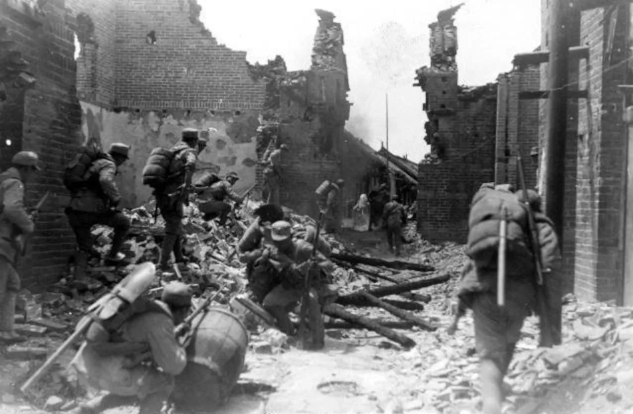 Chinese soldiers in house-to-house fighting at Tai’erzhuang, 1938.