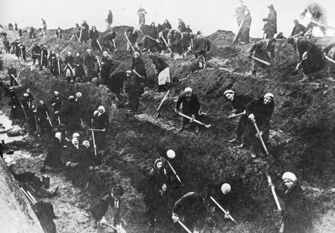 Kobiety i starsi mieszkańcy Moskwy kopią rów przeciwczołgowy, jesienią 1941 roku.