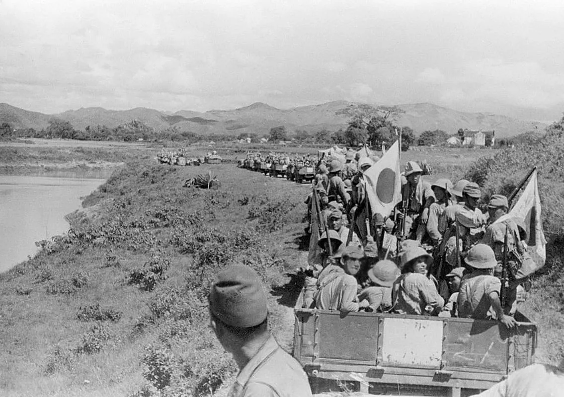 Japanese Imperial Army soldiers advancing on Lạng Sơn, September 1940.