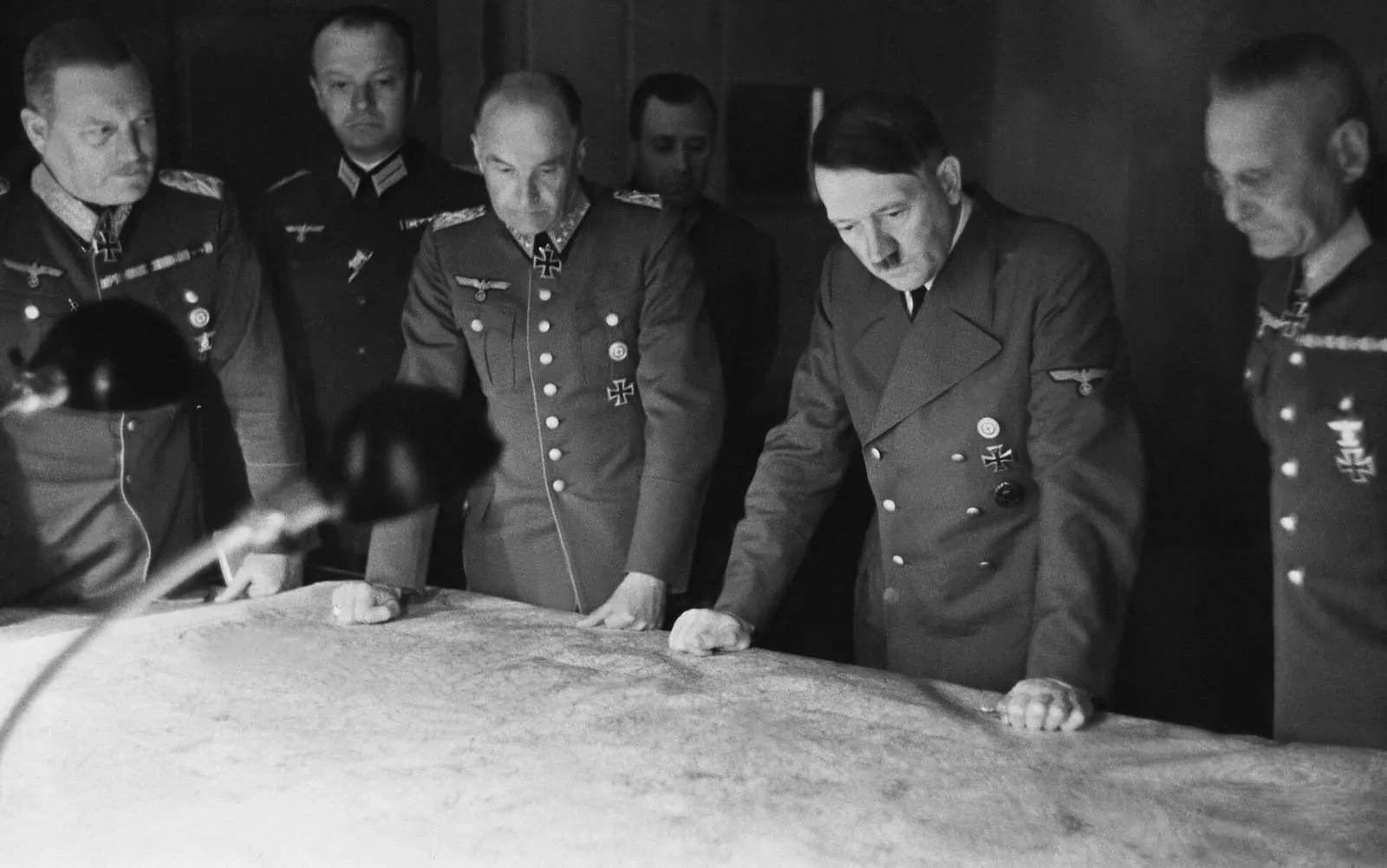 Hitler at the map table in the Army commander’s headquarters; from the left Wilhelm Keitel, Walther von Brauchitsch, Hitler and Franz Halder.