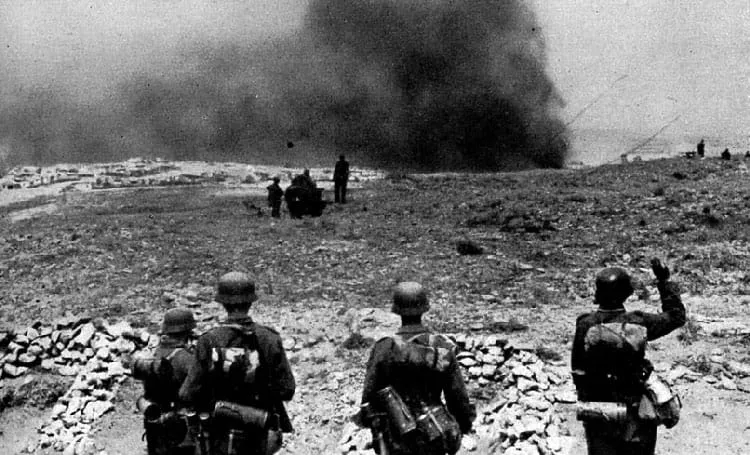 Żołnierze niemieckiej 11 Armii zbliżają się do płonącego Sewastopola w czerwcu 1942 roku.