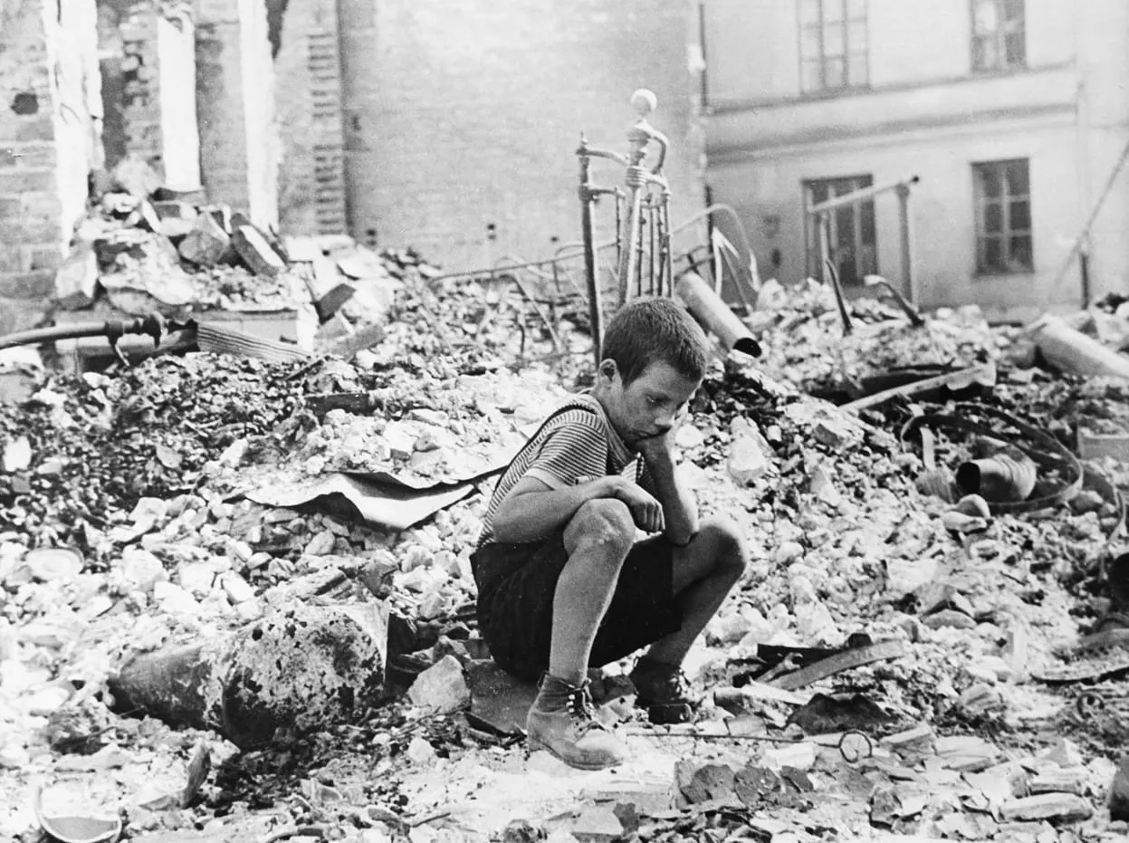 Chłopiec wśród ruin Warszawy, wrzesień 1939 roku.