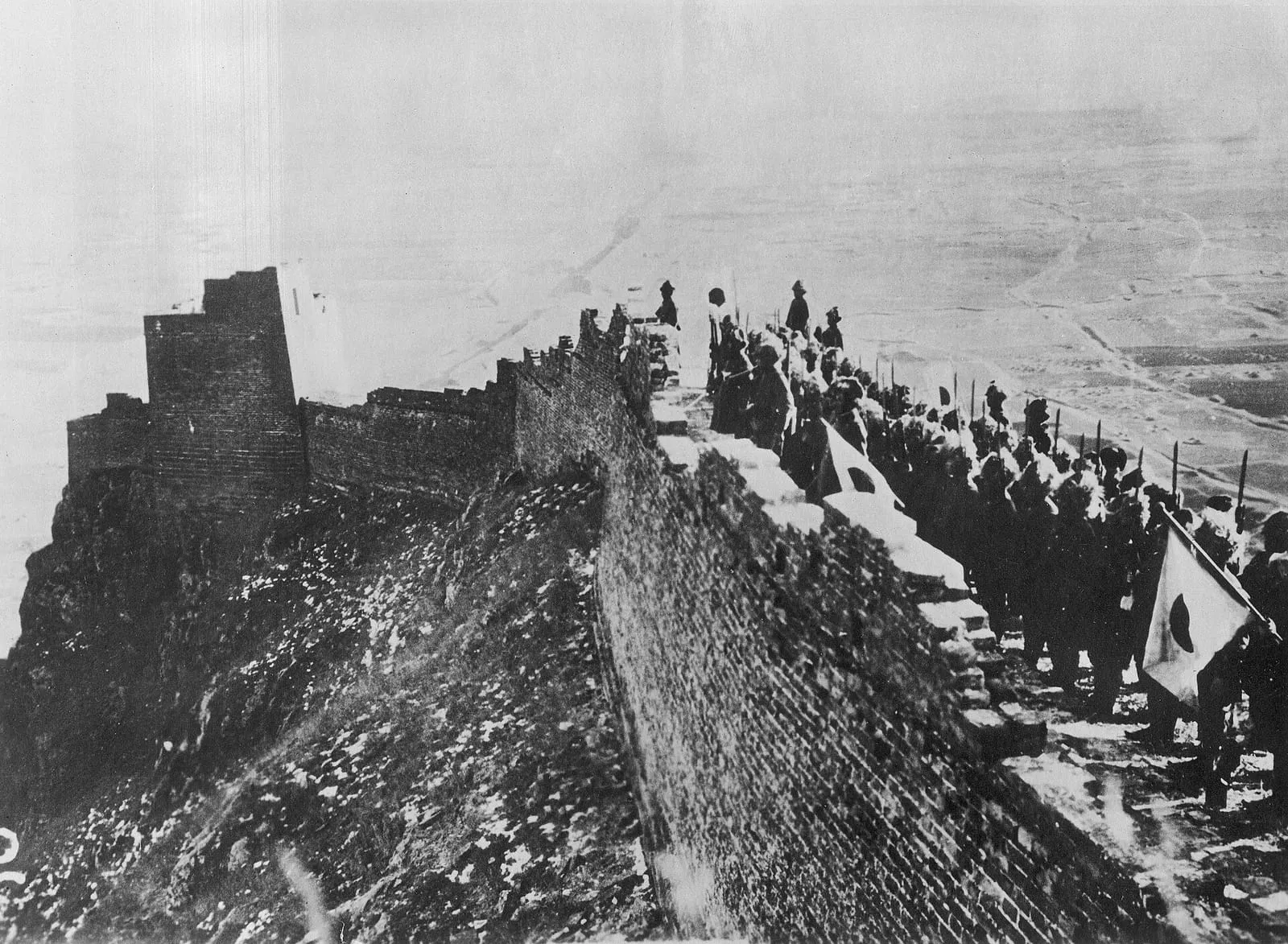 Japanese soldiers on the captured section of the Great Wall at Shanhaiguan, 3 January 1933.