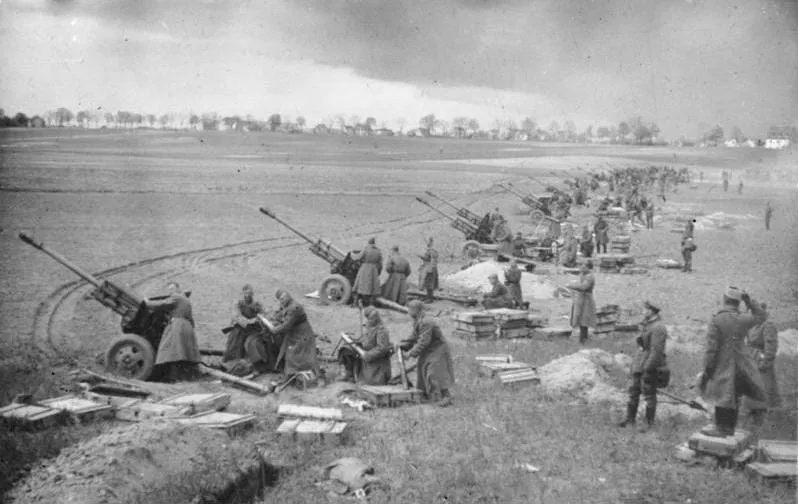 Soviet artillery in front of Berlin in April 1945; the attack from the Oder and Neisse began on 16 April.