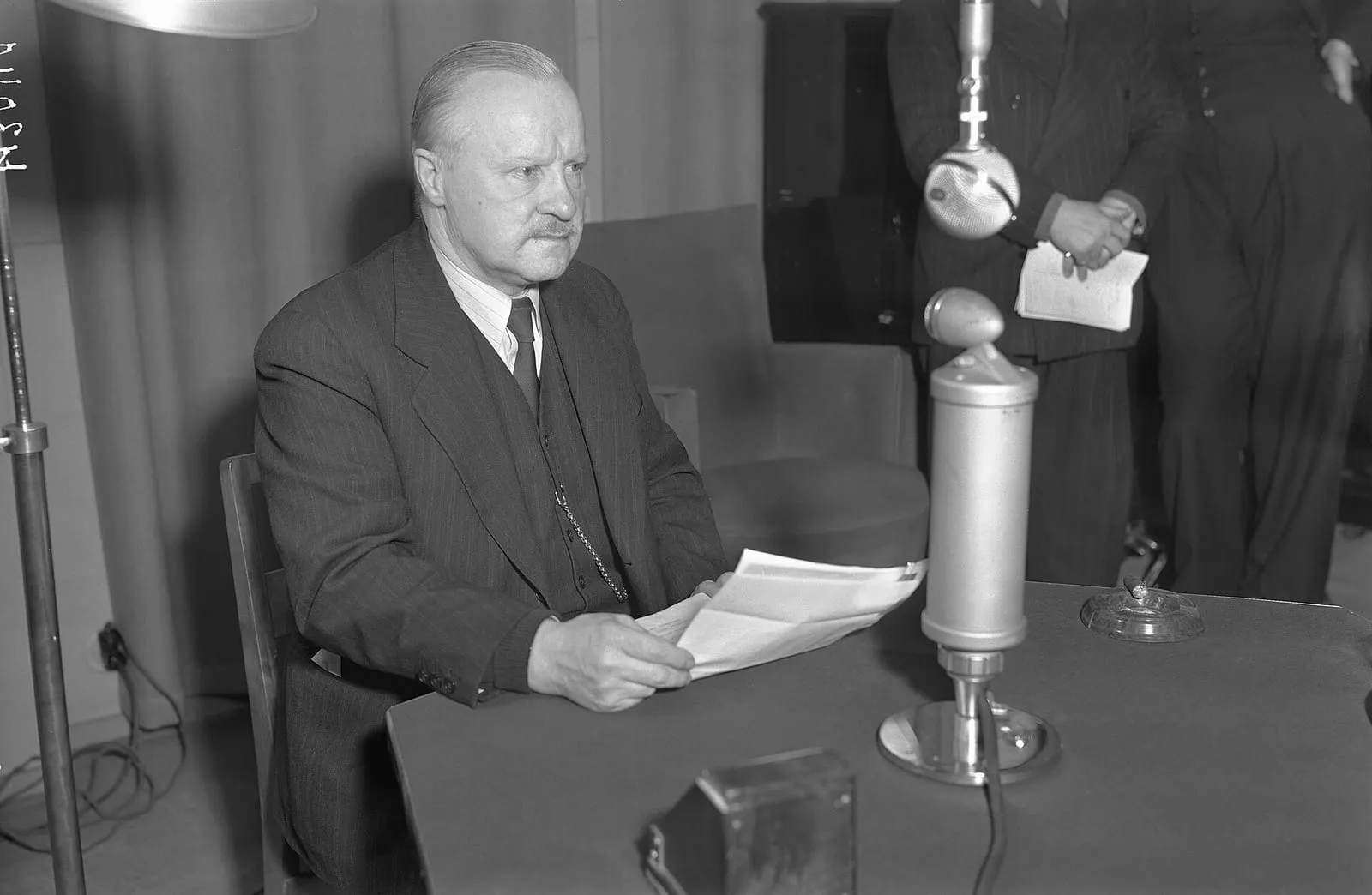 Foreign Minister Väinö Tanner reads out the terms of the Moscow Peace Treaty, 13 March 1940.
