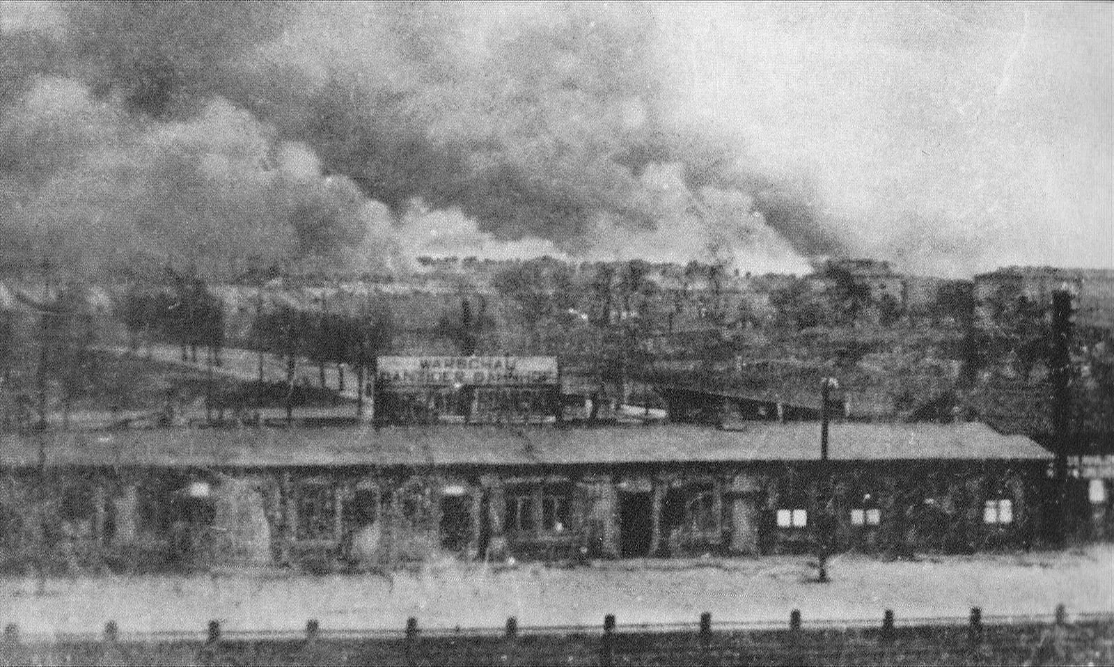 Gdański railway station and the burning Warsaw Ghetto, 1943.