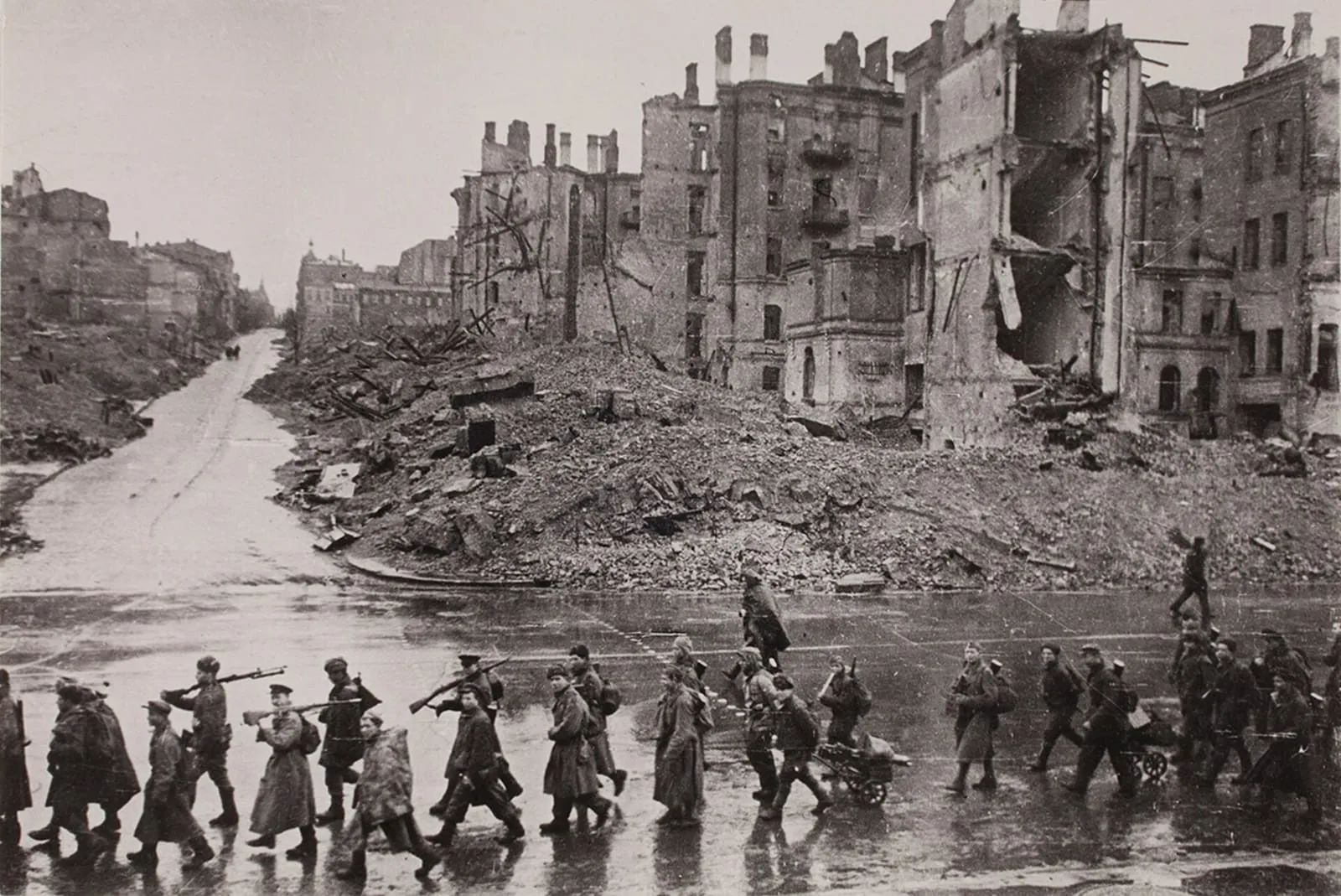 Soviet infantry marching along Khreshchatyk, the main street of liberated Kiev, in November 1943.