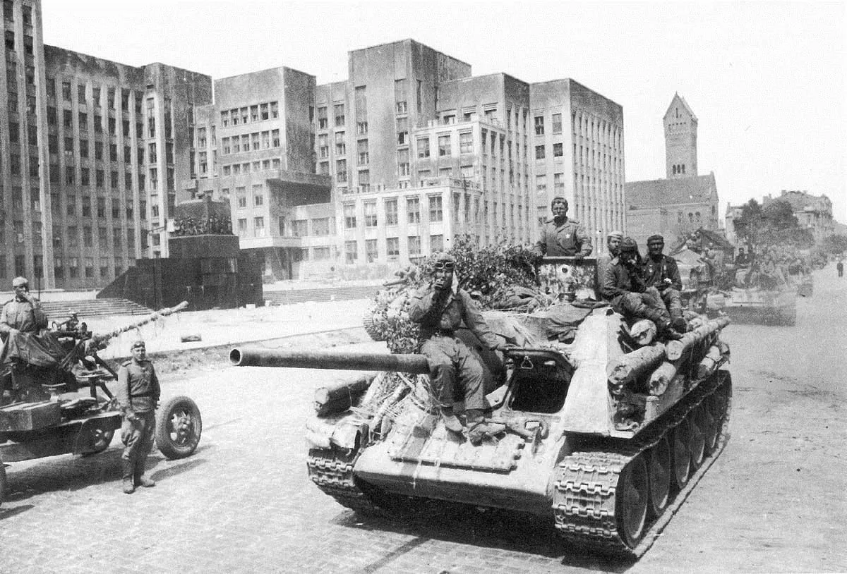 A column of SU-85 self-propelled guns on Lenin Square in liberated Minsk, July 1944.